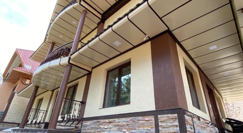 Image of Seven-Bedroom House 6