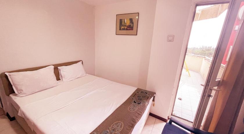 white horse hotel photo