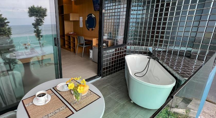 Image of King Room with Sea View 11