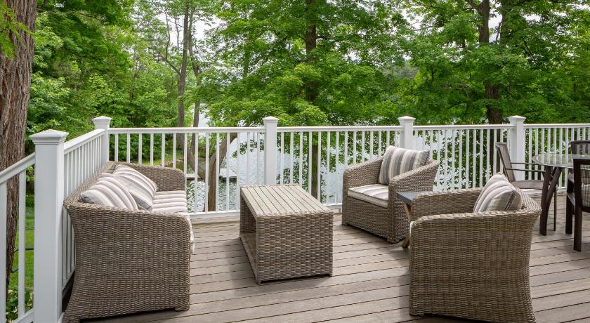 Lakehouse Inn photo