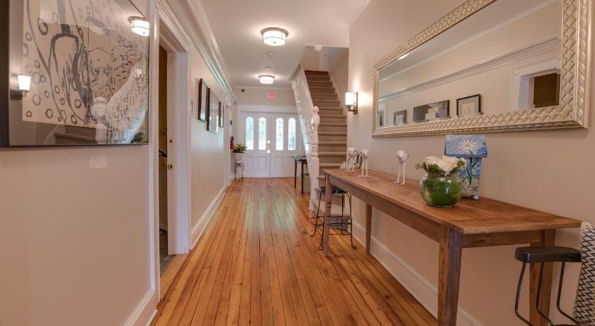 Lakehouse Inn photo