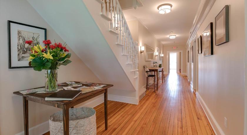 Lakehouse Inn photo