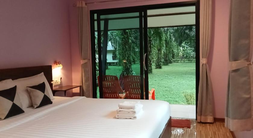 Image of Modern Room with Garden View 6