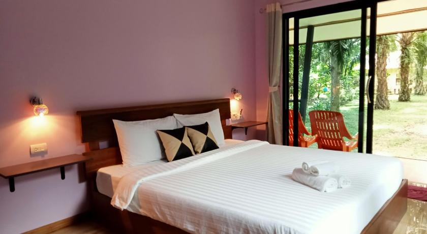 Image of Modern Room with Garden View 4