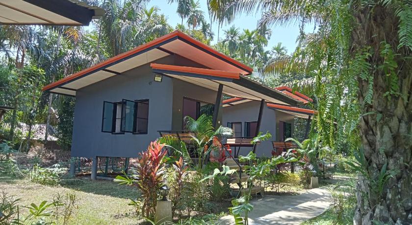 Image of Modern Room with Garden View 16