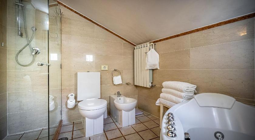 Image of Three-Bedroom Apartment with Duomo View (6 Adults) 9