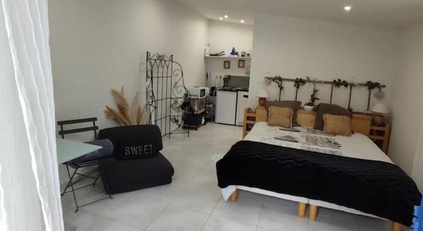 Studio indépendant dans villa, parking gratuit.