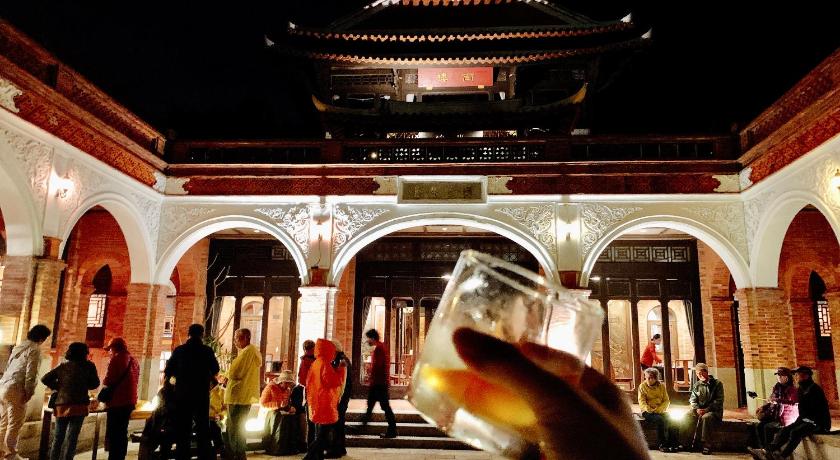 a person holding a wine glass in front of a crowd of people, The One Nanyuan Land of Retreat & Wellness in Hsinchu