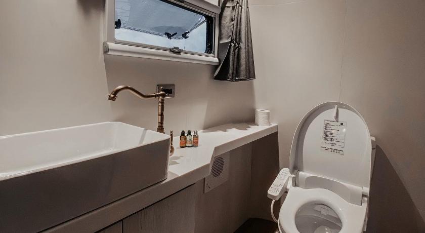 a bathroom with a toilet a sink and a bathtub, Summer Rock Villa in Hualien