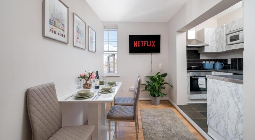 City of London ? Lovely Two Bedroom Apartment - main image