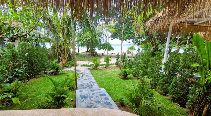 Secret Beach Bungalows photo