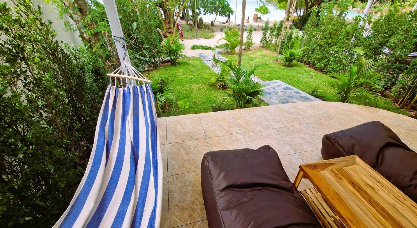 Secret Beach Bungalows photo
