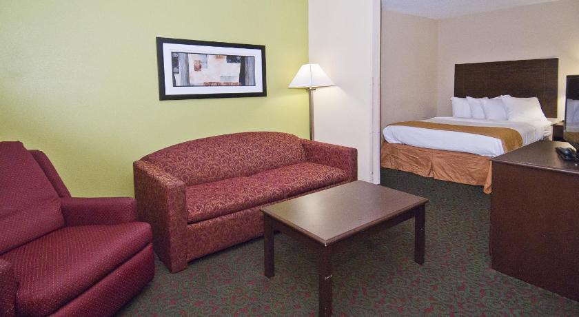 Quality Inn & Suites at Airport Blvd I-65 photo