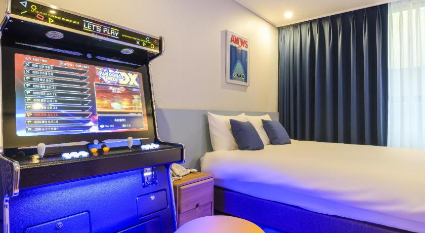 a hotel room with a bed and a television, Ventimo Hotel and Residence Jeju  in Jeju