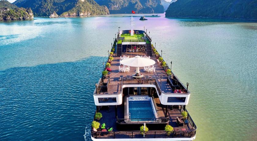 Rita Cruise Halong photo