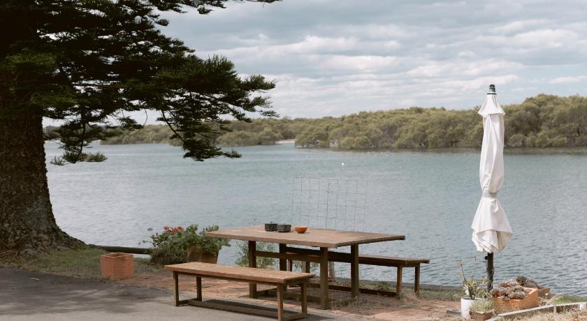 Black Swan Waterfront Motel photo