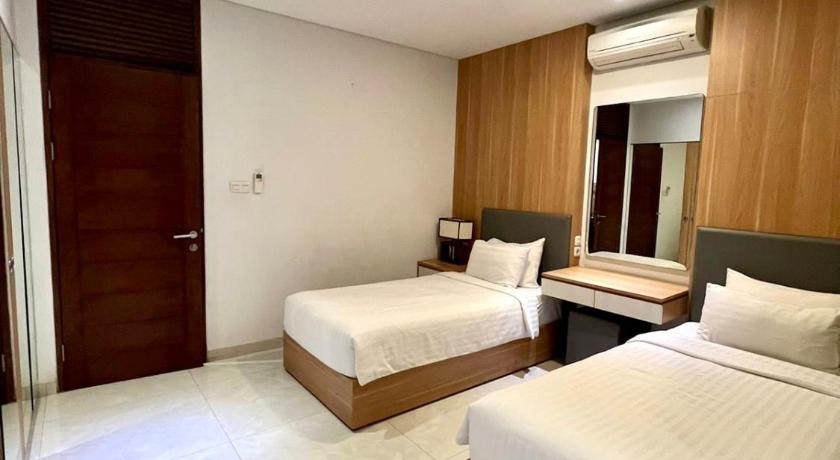 Image of Budget Double or Twin Room with Shared Living Room 3