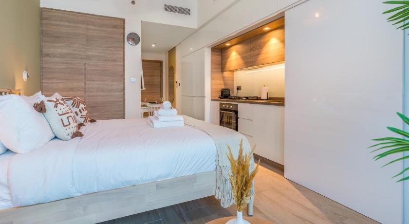 Stunning studio with Balcony with Marina view - image 2