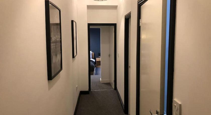 Bank Street Apartment 6 - image 18