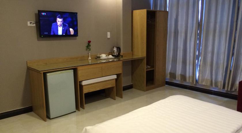 a hotel room with a television and a bed, Phu Qui Hotel in Soc Trang