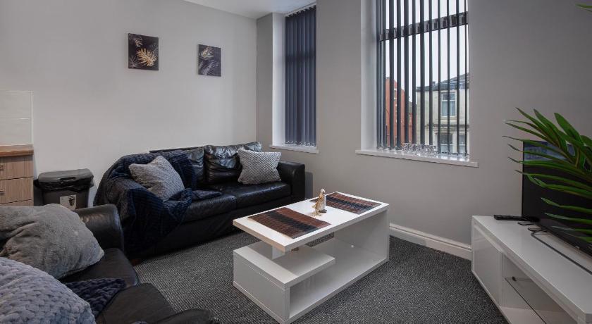 Bank Street Apartment 10 - image 19