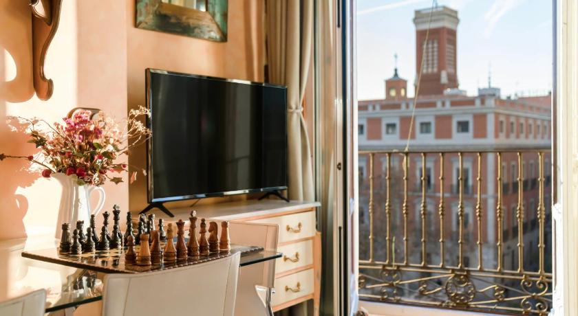 1851: Exceptional 19th century studio in Madrid photo