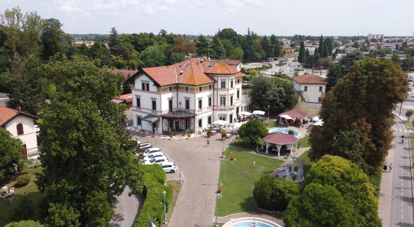 a small town with lots of houses and trees, Hotel Villa Stucky in Mogliano Veneto