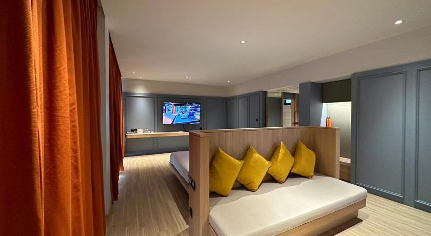 Image of Suite Family Room 1