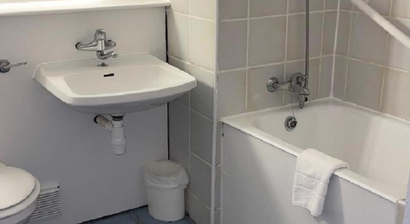 a bathroom with a toilet, sink, and bathtub, Campanile Liverpool - Queens Dock Hotel in Liverpool