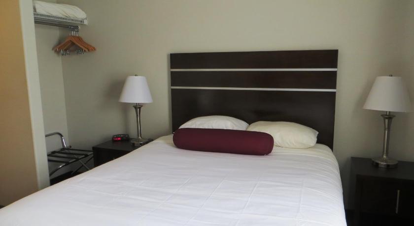 Super 8 By Wyndham Saskatoon Near Downtown photo