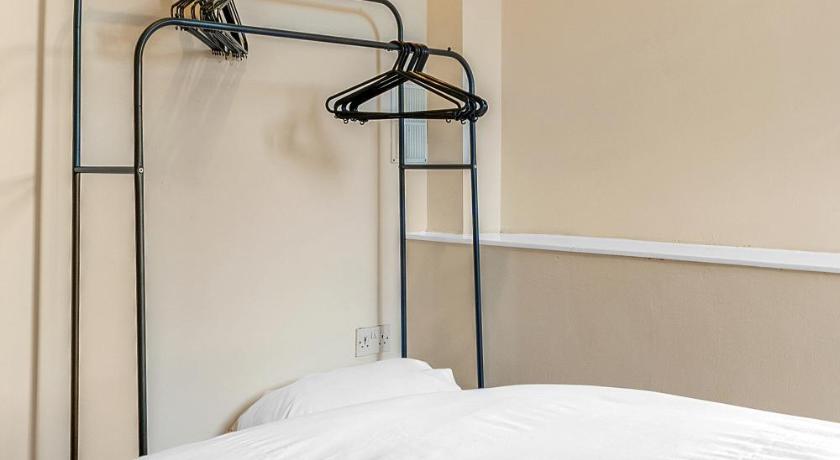 a bed with a white bedspread and pillows on top of it, EDINBURGH CENTRE APARTMENT JASMINE (SLEEPS 7 ) in Edinburgh