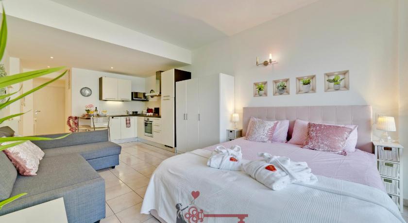 'Cuore di Rose' Parking - Welcome Set, Netflix, for 4 Persons -By EasyLife Swiss