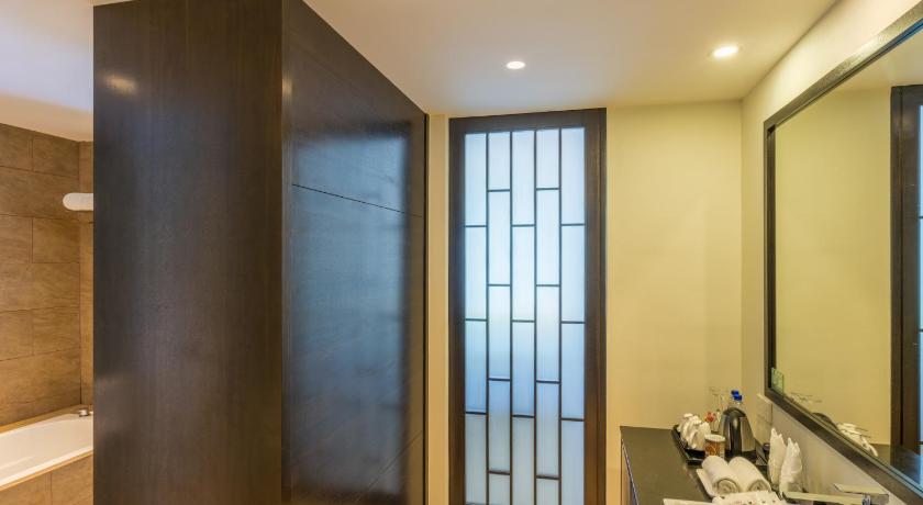 Image of Deluxe King - Pool Wing 5