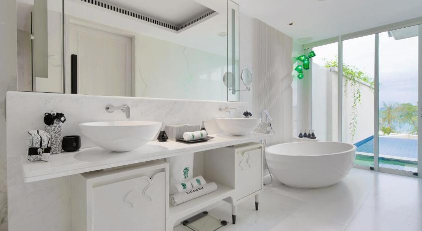 Image of Premium Ocean Pool Suite King 2