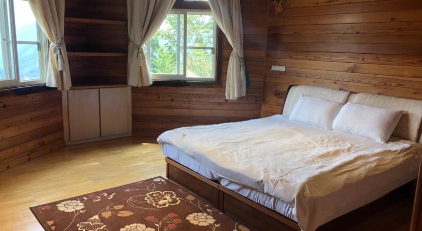 a bedroom with a bed and a window, Yun Meng Xianjing Homestay in Nantou