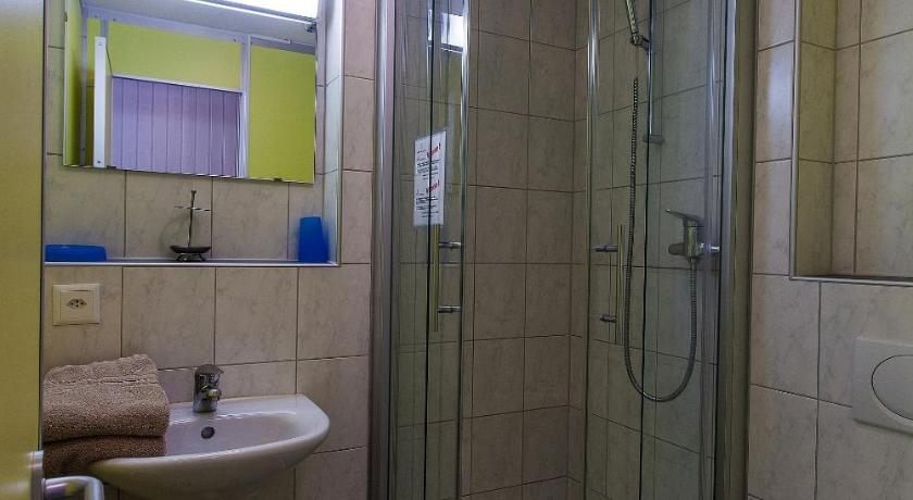 Image of Twin Room with Private Shower 2