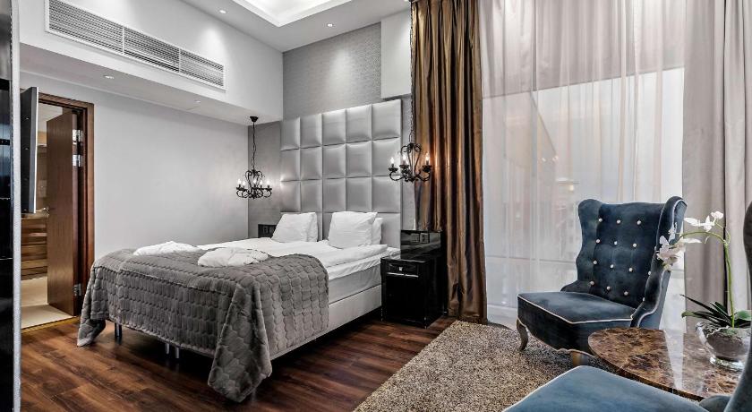 Image of King Bed, Suite, Nonsmoking 6