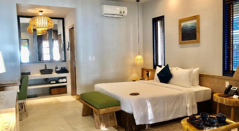 Image of Deluxe Beachfront King Room without Balcony 3