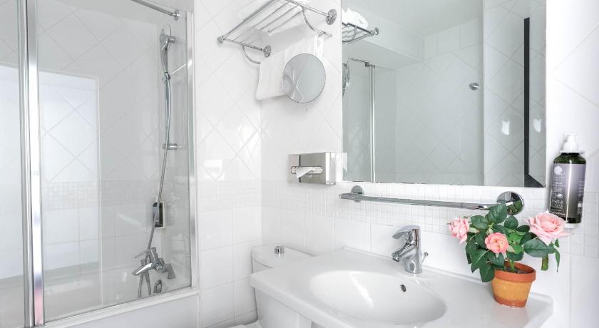 a bathroom with a sink, toilet and bathtub, Hotel Caumartin Opera - Astotel in Paris