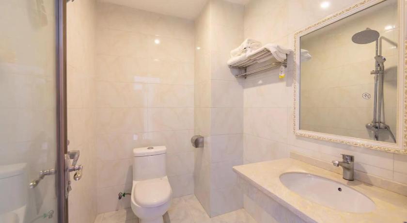 a bathroom with a toilet, sink, and shower, A'lin Country Guest House in Zhangjiajie