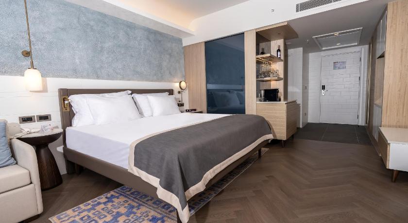 Image of Deluxe Room Side Sea View, Pool View 6