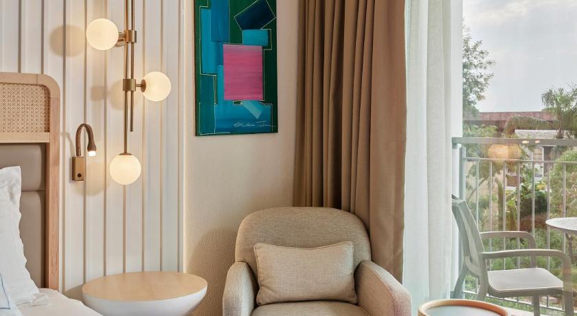 Image of Deluxe Family Suite 9