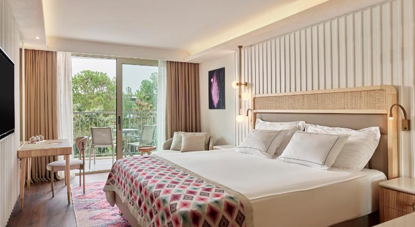 Image of Deluxe Lagoon Room 6