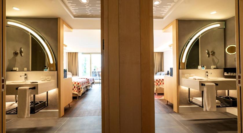 Image of Deluxe Family Suite 11