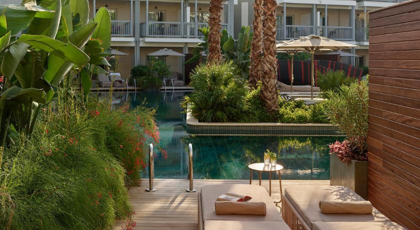 Image of Deluxe Lagoon Room Swim-Up 4