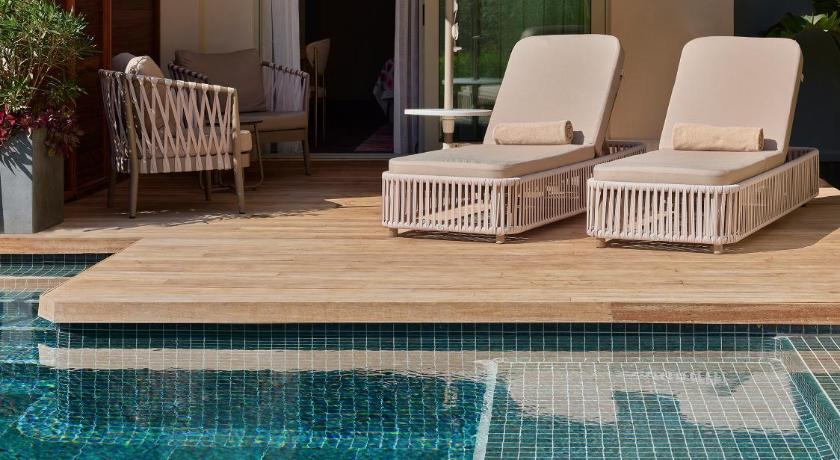 Image of Deluxe Family Suite Swim-Up 14