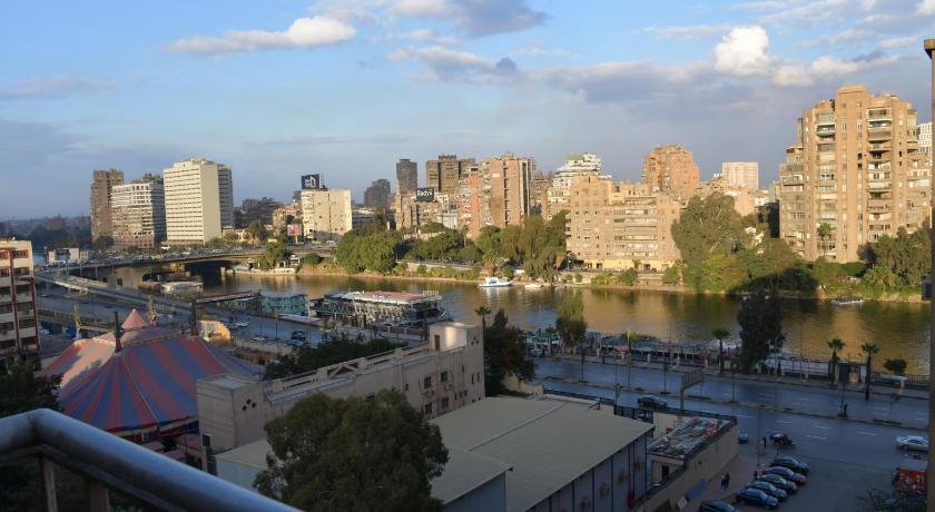 Agouza NileView Apartment — Hotel in Giza