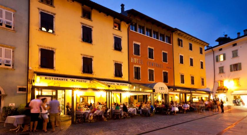 Hotel Centrale — Hotel in Nago-Torbole