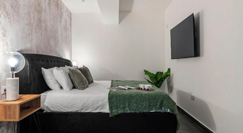 Cozy New Space City Center & steps from beach M7 photo