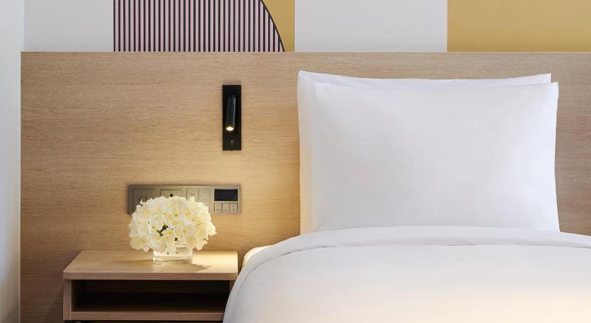 Image of Deluxe Suite Room with 1 double bed plus 2 single beds 5